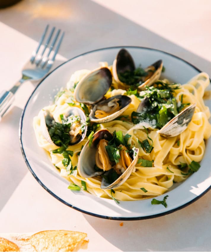 A plate of pasta and clams